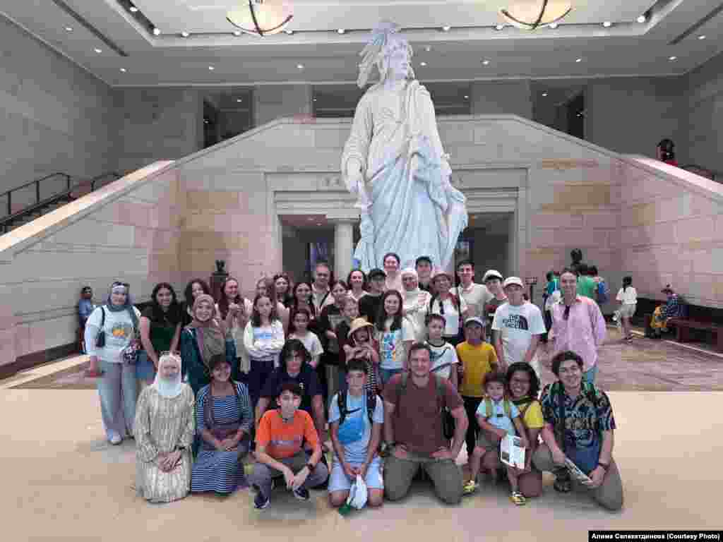 Балалар Вашингтонда Капитолийга сәяхәт итте