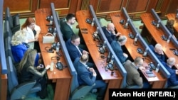 Nëntë deputetët e Listës Serbe gjatë seancës së 25 prillit.