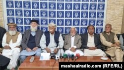 د سوات قامي جرګې غړي د خبري غونډې په مهال 