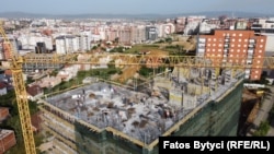 Punëtorë ndërtimi në Prishtinë.