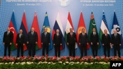 Lideri din țări CSI pozează pentru o fotografie comună înaintea unei reuniuni a Consiliului șefilor de stat din Comunitatea Statelor Independente (CSI) la Palatul Națiunii din Dușanbe, pe 10 octombrie 2025.