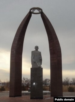 Кусейин Карасаевдин (1901 - 1998) Караколдогу мүрзөсүнүн жанындагы айкели.