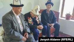 Ашир Рахматов уулдары менен.