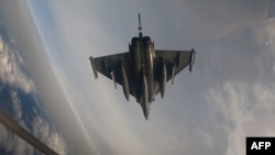 Винищувач французьких ВПС Dassault Rafale B, сконфігурований для застосування зброї класу повітря-повітря, розгорнутий в польському повітряному просторі під час навчань у рамках операції НАТО Східний вартовий, 13 вересня 2025 року