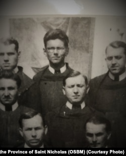 Павло Мадяр (в окулярах) посеред ченців Імстичівського монастиря напередодні його закриття, 1950 рік.