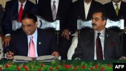 اسلام اباد: د پاکستان ولسمشر اصف علي زرداري د اتلسم اییني ترمیم بل په قانون کې د بدلولو لپاره لاسلیکوي. وزیراعظم یوسف رضا ګیلاني هم ورسره ناست دی. د ۲۰۱۰ز د اپرېل ۱۹ مه. 