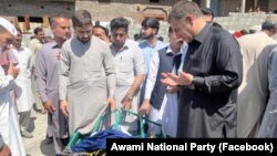 په سوات کې د فتح الله خان د جنازې ګډونوال هغه ته دعا کوي