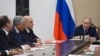 Președintele rus Vladimir Putin prezidează ședința Consiliului de Securitate de la Kremlin.