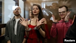 Jurnaliștii ruși Sergei Karelin, Konstantin Gabov, Antonina Favorskaia și Artiom Kriger, în boxa acuzaților la Moscova. Ei au fost acuzați de participarea la activitățile unei organizații „extremiste” și condamnați la 5 ani și jumătate de închisoare. 