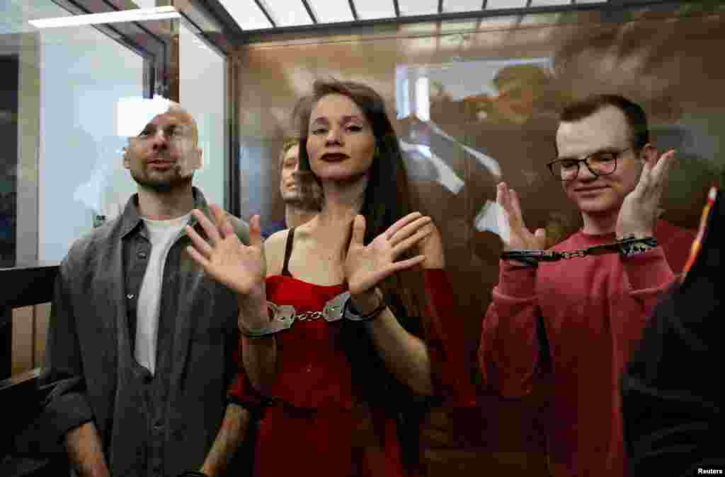 Русия журналистлары Сергей Карелин, Константин Габов, Антонина Фаворская һәм Артем Кригер Мәскәүдә мәхкәмә утырышында. Алар Коррупциягә каршы көрәш фонды (ФБК) белән бәйле эшчәнлекләре өчен 5,5 елга ирекләреннән мәхрүм ителде. ФБК Русиядә экстремистик оешма дип танылган.