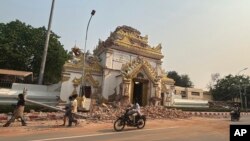 O pagodă din Mandalay puternic avariată de cutremurul din Myanmar.