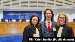 Fostul judecător Cristi Danileț, alături de avocatele care l-au reprezentat în procesul de la CEDO, Nicoleta Popescu (s) și Mihaela Ghirca-Bogdan (d).