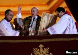 Обраний конклавом кардиналів новий папа Римський Франциск, кардинал Хорхе Маріо Берґольйо, благословляє вірян на балконі базиліки Святого Петра у Римі. Ватикан. 13 лютого 2013 року