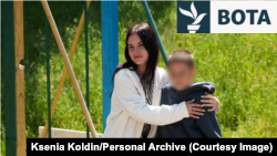 Ksenia Koldin me vëllain e saj Serhiin, pas kthimit në Ukrainë.