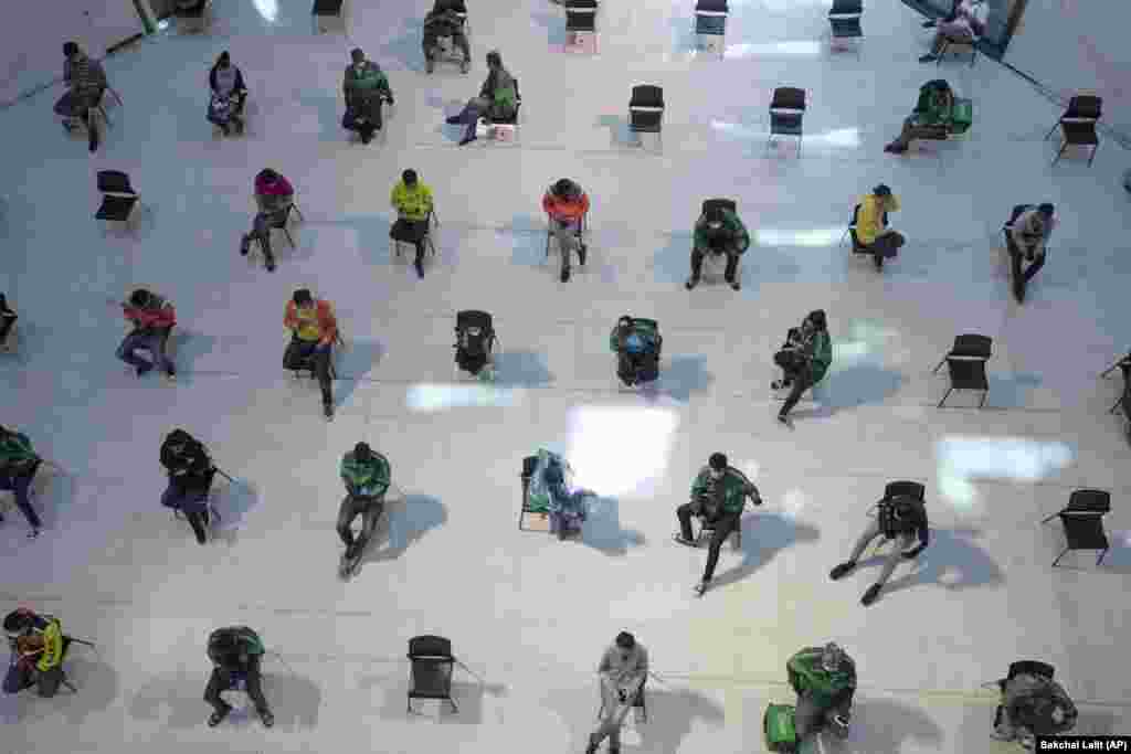 У Бангкоку люди очікують на доставку замовленої їжі у торговому центрі. Таїланд, 24 березня 2020 року