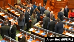 Deputetët gjatë një seance konstituive të Kuvendit të Kosovës, 15 prill.