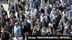 სახალხო კრების ლიდერებმა მხარდამჭერებთან ერთად დატოვეს საზოგადოებრივი მაუწყებლის მიმდებარე ტერიტორია