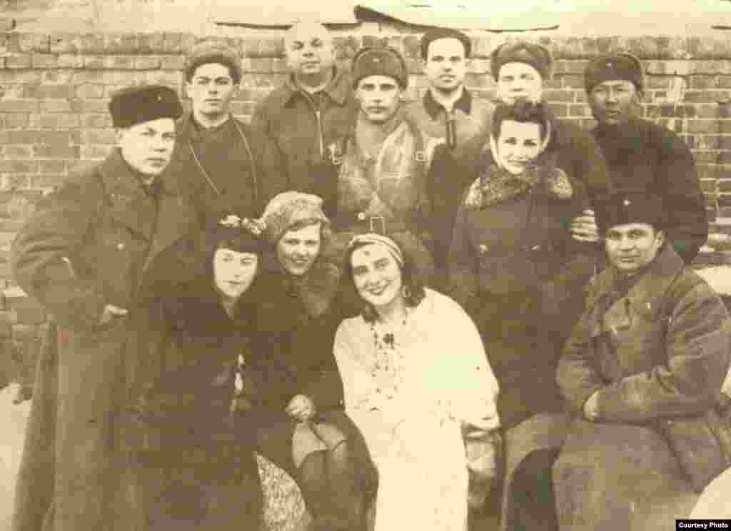 Маткерим Рахманбердиевдин курдаштары менен. (Согуштан кийинки жылдары тартылган сүрөт).