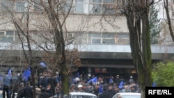 Участники протеста в Бишкеке. 7 апреля 2010 года.