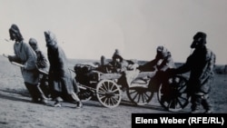 Казактар. ХХ кылымдын 30-жылдарында тартылган документалдуу сүрөт. Фото музейден тартылган. Автору Дмитрий Багаев.