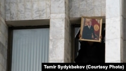 24-март, 2005-жыл. Митингчилер Ак үйгө кирип барышкандан кийин. (Фото архивден)