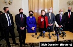 Зліва направо: Кріс Мерфі, Річард Блюменталь, Емі Клобучар, Джин Шахін, Роб Портман, Роджер Вікер та Кевін Крамер на брифінгу після зустрічі з президентом України Володимиром Зеленським. Київ, 17 січня 2022 року