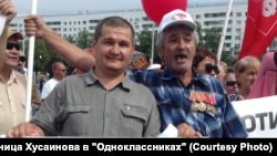 Айнур Хөсәенов (сулды) пенсия реформасына каршы митингта, 2018 ел