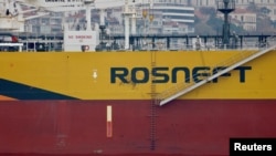 Танкер з логотипом команії «Роснефть»