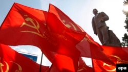 Seeing red: Communist flags fly next to the same statue of Lenin in Kyiv in 2009, three years before the "Euromaidan" unrest swept it off its feet.