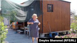 Пані Алла тимчасово проживає у маленькому модульному будиночку