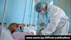 Кыргызстанда коронавирус жана пневмония боюнча эки ача эсептен бейтаптарды дарылоо да татаалдашып жатат.