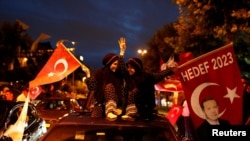 Сторонники Эрдогана отмечают победу своего лидера. Стамбул, 24 июня 2018 года.