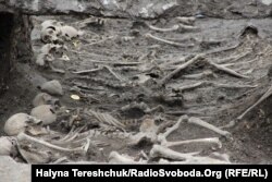 Жертви режиму СРСР. Останки страчених людей у червні 1941 року на території колишньої тюрми НКВС у місті Дубні Рівненської області. 30 травня 2019 року