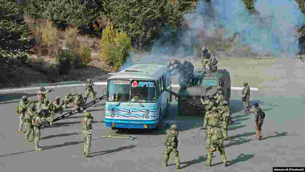 ოკუპირებული ყირიმი. რუსეთის სპეცრაზმი „არტეკის“ ტერიტორიაზე ვარჯიშობს მძევლების გათავისუფლებაში. 2019 წლის ოქტომბერი. 2014 წელს რუსეთის მიერ ყირიმის ოკუპაციის შემდეგ, ბანაკის სტუმრების დაახლოებით 95% რუსეთიდან იყო.