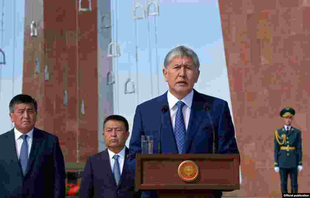 2016-жылдын баш оона жана аяк оона айларында кыргызстандыктар 1916-жылкы улуттук боштондук көтөрүлүштүн 100 жылдыгына арналган эскерүү жөрөлгөлөрүн өткөрүүнү улантышты. "Ата-Бейитте" президент А.Атамбаев чыгып сүйлөөдө. 02.9.2016.&nbsp;