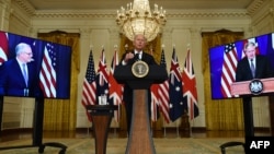 Австралиянын өкмөт башчысы Скотт Моррисон (солдо), АКШнын президенти Жо Байден (ортодо), Улуу Британиянын премьер-министри Борис Жонсон (оңдо) түз байланыш маалында. 