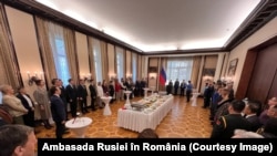 Generalul maior în retragere Radu Theodoru (al patrulea din stânga din capătul sălii) la recepția Ambasada Rusiei în România pe 20 februarie 2025