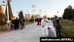 Новогодние гуляния. Ашхабад (архивное фото) 