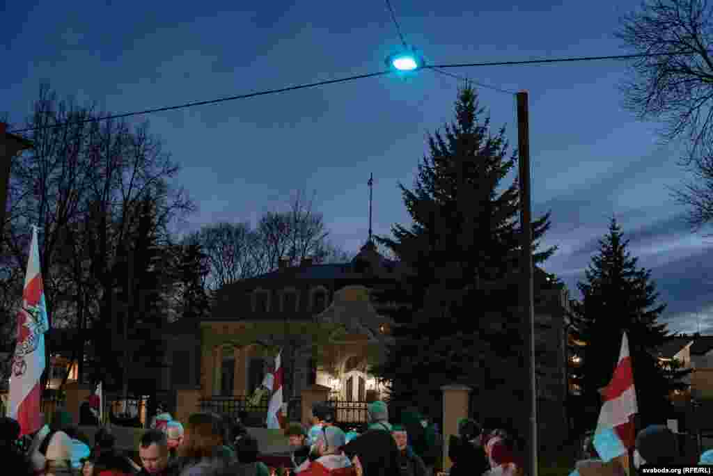 Марш скончыўся канцэртам каля беларускай амбасады.