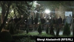 ორი შეხვედრის შემდეგ ქადაგიშვილი და კამპანიაში მონაწილე პირები, ამომრჩევლები სუფრასთან ერთად მოხვდნენ. 