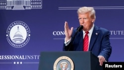 Президент США Дональд Трамп виступає перед членами Палати представників від Республіканської партії на своєму курорті в Маямі, 27 січня 2025 року