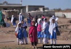 په اسلام اباد کې افغان کډوالې نجونه له ښوونځي څخه کور ته ځي - انځور له ارشیفه