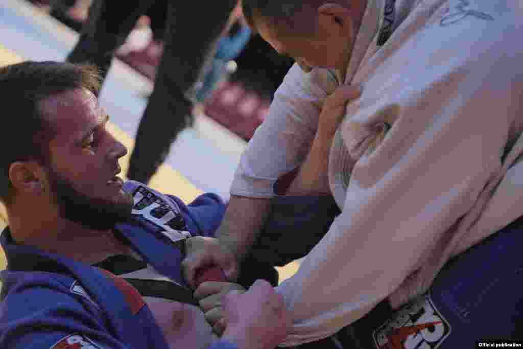 Жиу-житсу - жапон спорту. Анда атаандаштар негизинен кол күчү менен күрөшөт.&nbsp;