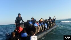 مهاجرین به شمول افغانها با تقبل دشواری های فراوان تلاش می کنند تا خود را به کشور های اروپایی برسانند