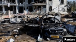 Mașini și o clădire distruse în orașul israelian Be'er Sheva lovit de o rachetă iraniană, pe 20 iunie 2025 