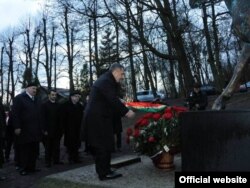 Рөстәм Миңнеханов һәйкәлгә чәчәк сала