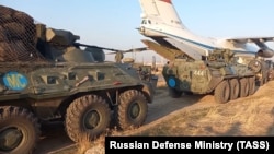 Армения - Российские миротворцы прибывают на ереванский аэродром «Эребуни», откуда они отправятся в Карабах, 11 ноября 2020 г. 