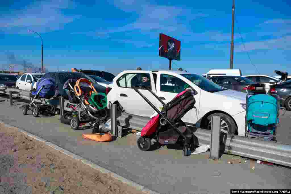 Дорога перед зруйнованим Романівським мостом. Тут люди під час евакуації залишали свої автівки, дитячі візки, інші речі, які не можна було забрати з собою. Багато автівок тут згорять внаслідок російських обстрілів.Ліворуч фото від 11 березня 2022, праворуч – березень 2025 року