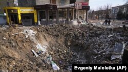 Воронка від удару російських військових на проспекті Миру в Маріуполі, 13 березня 2022 року