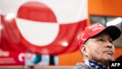 Partidul Siumut a fost unul mai favorabil ideilor lui Trump, dar a pierdut. (În imagine, liderul formațiunii, Lars Jorgen Kleist, cu șapcă MAGA, în ziua alegerilor).